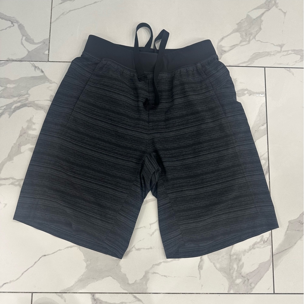 Lululemon T.H.E. Linerless Men’s Shorts  10”  Sz Medium Gray/Black Stripped